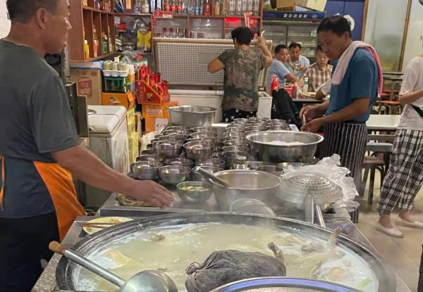 山東美女深夜雞湯，8元一碗人美湯香，每天30只雞500碗雞湯不愁賣