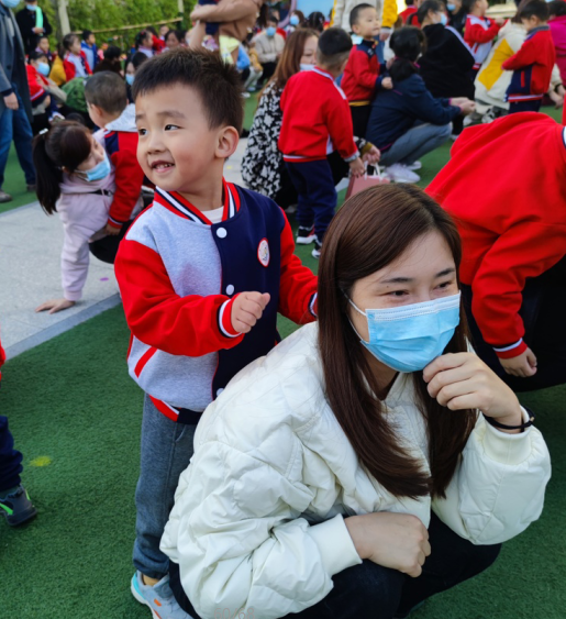 沐浴初冬暖陽 運動伴我成長——石化一幼舉行小班組親子運動會