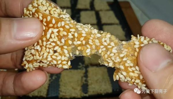 芝麻糯米粉這樣做，大勺一攪，做出好吃的軟糖片，平時待客全靠它