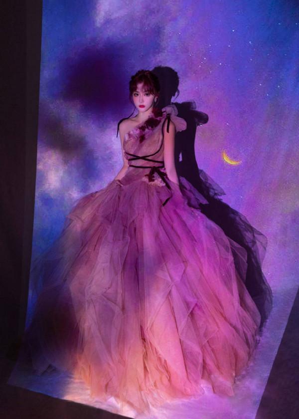 孔雪兒拍繁花光影大片，穿薔薇粉長裙優雅浪漫