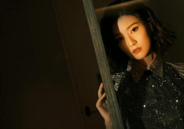 喬欣燈光大片,好酷的臉型,短髮看著特別有魅力 喬欣燈光大片,好酷的臉型,短髮看著特別有魅力