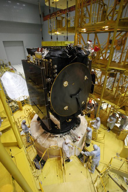 俄羅斯質子-M 運載火箭已經豎起，將於13日發射兩顆快車通訊衛星