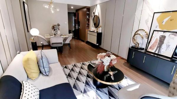 今天帶大家看一個帶有金屬感的房屋，是什麼樣子的