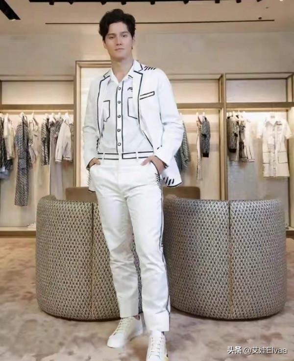 周華健兒子出道當主持,穿西裝留鬍鬚不像90後,比61歲老爸還滄桑 周華健兒子出道當主持,穿西裝留鬍鬚不像90後,比61歲老爸還滄桑