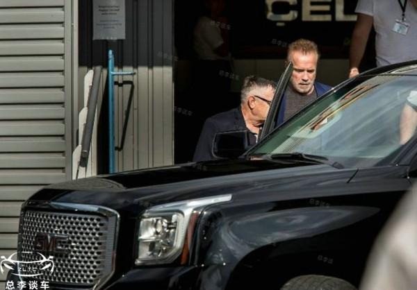 74歲施瓦辛格出車禍，5.72米座駕差點翻車，同款車國內罕見