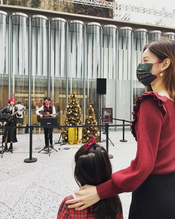 章澤天女兒終於露正臉，穿著土味哪像豪門公主，嘴巴太像劉強東了