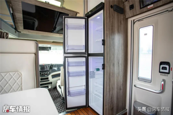 ​這個設計真心棒！讓房車秒變內外套間，獨立廚衛空間比家裡還大