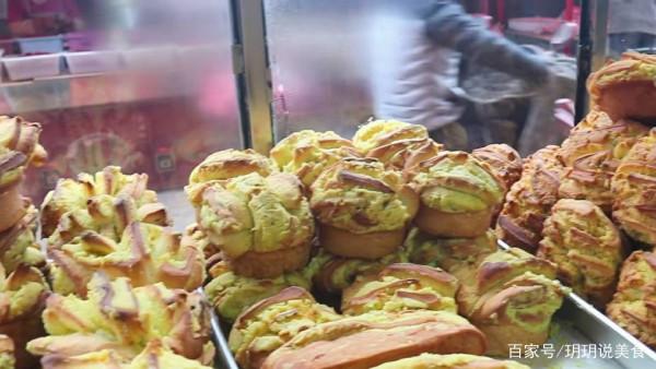 甘肅夫妻賣特色小吃，3.5元一個有8兩重，日賣700個男女老少超愛