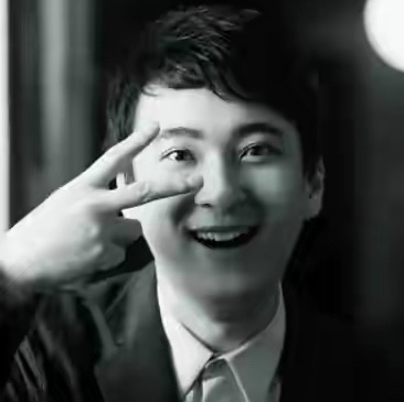 王思聰帶四美女吃平價餐館，環境雜亂好簡陋，全程不理身邊美女