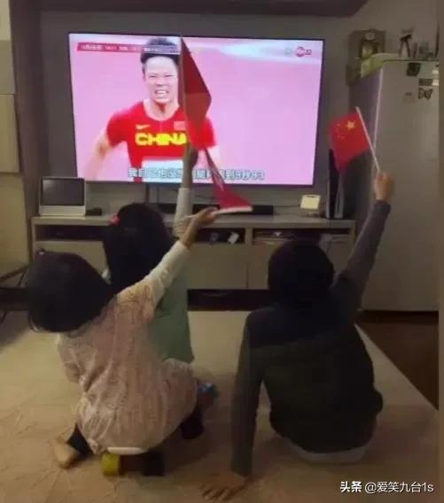 霍啟剛郭晶晶三兒女為蘇炳新增油,二女兒拉小提琴有範兒 霍啟剛郭晶晶三兒女為蘇炳新增油,二女兒拉小提琴有範兒