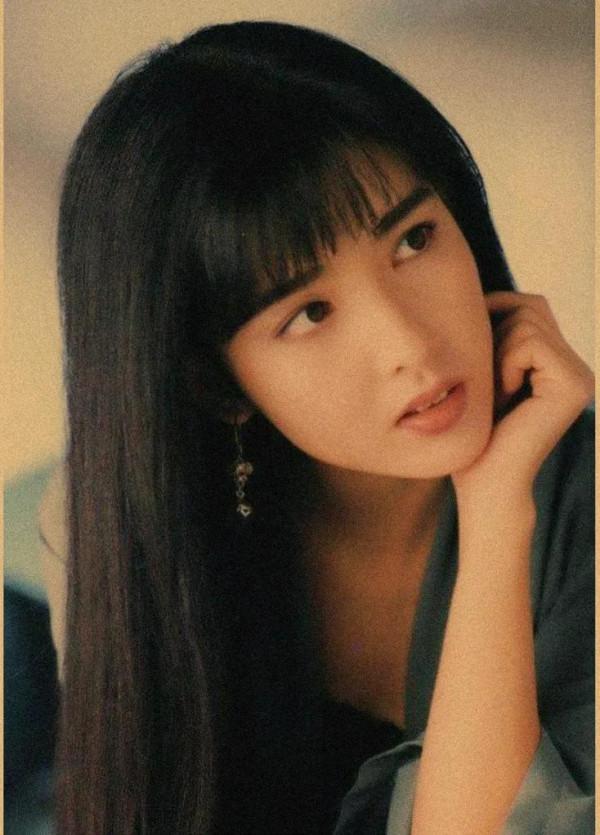 照片雖然陳舊發黃，依然珍貴的記錄下周慧敏的青春美麗