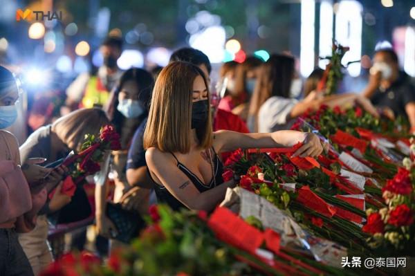 臨近情人節 泰國單身人士晚上排長隊向愛神祈福