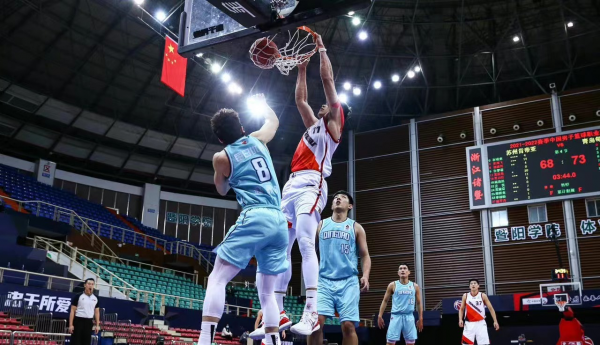 CBA又爆發衝突！趙泰隆惡犯江蘇小將後還囂張挑釁，2人差點打起來