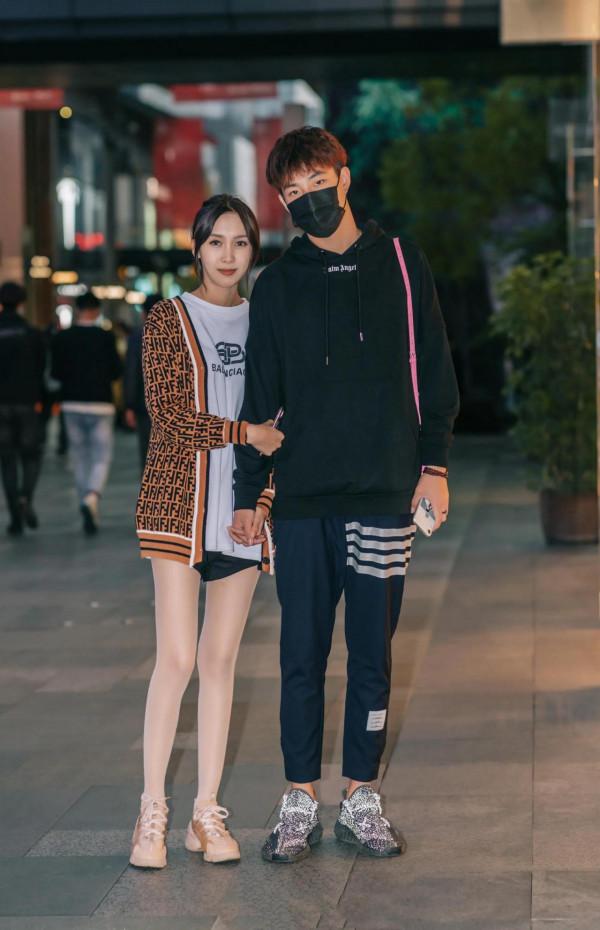 看街拍 學搭配：10組情侶秋冬逛街穿搭 哪組最養眼？