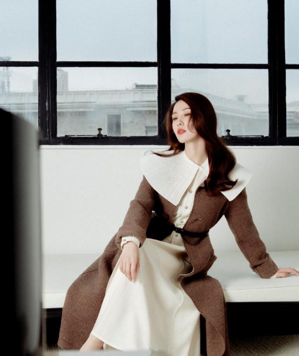 劉詩詩曬私服造型，大衣搭灰色長褲高階冷颯，頭戴報童帽摩登英倫