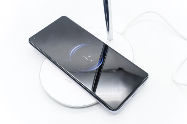 為 AirPods Max 和 AirPods Pro 安個家,邦克仕無線充電支架評測 為 AirPods Max 和 AirPods Pro 安個家,邦克仕無線充電支架評測