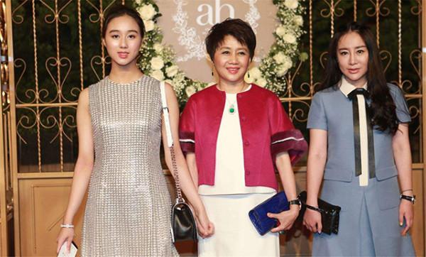 賭王四姨太14歲父親去世，讀書不多野心大，29歲嫁68歲賭王賭對了