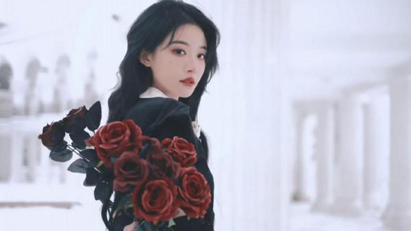 喻言最新玫瑰雪景大片 手拿玫瑰置身純白雪景，傳遞冬日浪漫