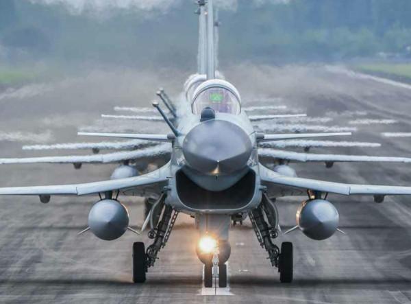 中國已裝備500架殲10，輕型機沒落的當下，是否停產為殲35讓路？