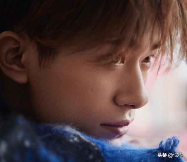 易烊千璽藍色毛衣配牛仔褲，非常的好看！看著都暖