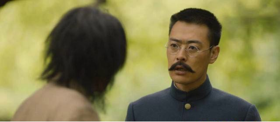 英雄照相時已經犧牲，妻子用肩膀頂住他，才拍下這張“全家福”