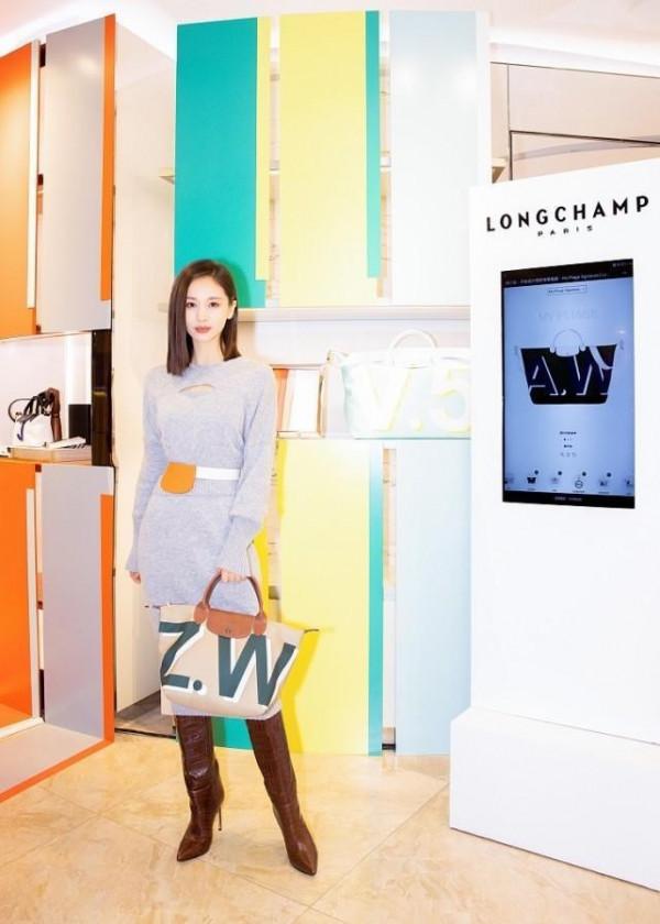 王子文身材太瘦了，穿針織套裝配腰包挺單薄，難怪當媽還談姐弟戀