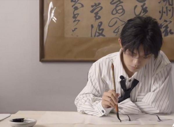 易烊千璽主演票房破100億，首位00後百億影人，其書法成傳閱焦點
