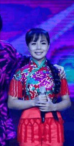 王二妮：星光大道走紅，一人撐起全家，風光背後的艱辛與淚水