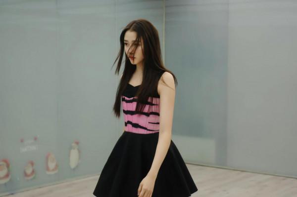 關曉彤，黑色靴子