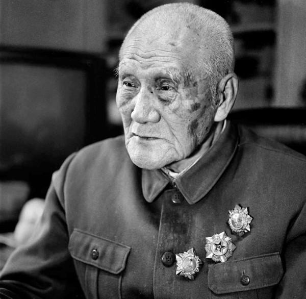 在延安特務持木錘擊打毛主席後腦,警衛擋下,活百歲享正軍級待遇 在延安特務持木錘擊打毛主席後腦,警衛擋下,活百歲享正軍級待遇