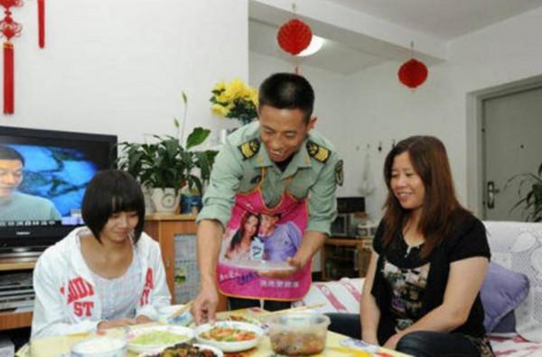 火箭軍兵王王忠心退役，女兒不愛紅裝愛軍裝，接替父親的導彈事業