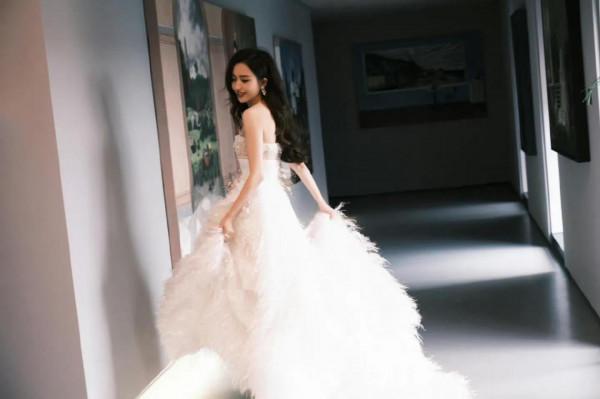 這才是獨立女性該有的樣子：佟麗婭白色羽毛流蘇長裙，仙氣十足