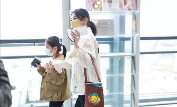 黃奕攜女走機場，她打扮精緻容光煥發，8歲女兒穿著隨意顯成熟