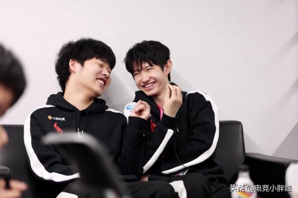 AG一諾跟初晨輪換已成常態，月光卻遭到質疑，網友：不該暴露大招