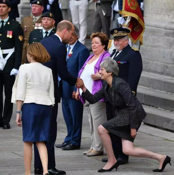 戴安娜行屈膝禮優雅得像仙女,卻在泰國行錯了禮,梅根行禮像侍女 戴安娜行屈膝禮優雅得像仙女,卻在泰國行錯了禮,梅根行禮像侍女