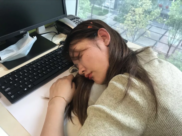 每天午睡一會，對降低痴呆、保護心臟都有好處，但前提是別睡錯了