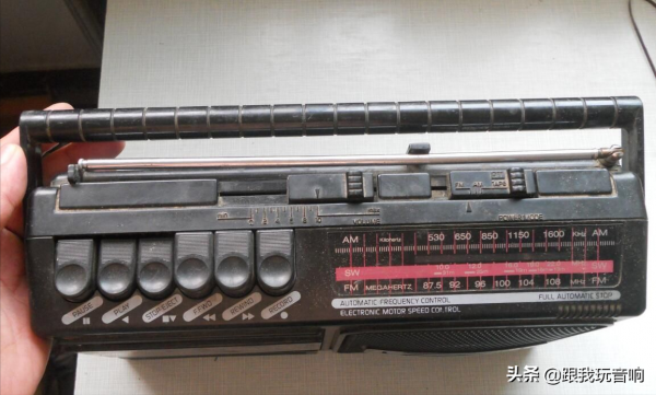 80年代北京無線電廠推出的 牡丹 MB241S 單卡三波段行動式老式收錄機 80年代北京無線電廠推出的 牡丹 MB241S 單卡三波段行動式老式收錄機