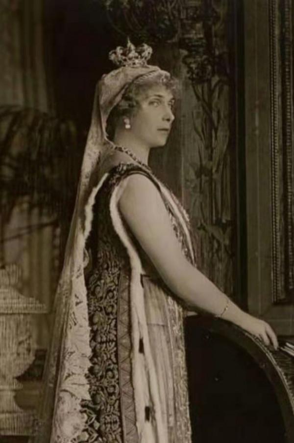 萊蒂齊亞王后壕氣了，一口氣戴三個古董首飾亮相，厲害了