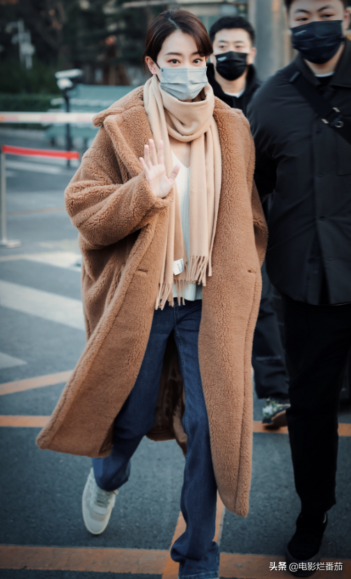 春晚四次聯排：趙麗穎一笑迷人，張小斐美目顧盼，朱一龍走路生風