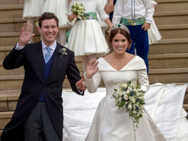 戴安娜結婚戴孃家王冠，婚後戴珍珠淚王冠，卡米拉二婚戴鐵藝髮箍