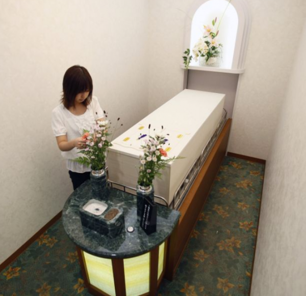 日本陷入“多死社會”:5100座火葬場不夠用,遺體竟住起了旅館 日本陷入“多死社會”:5100座火葬場不夠用,遺體竟住起了旅館