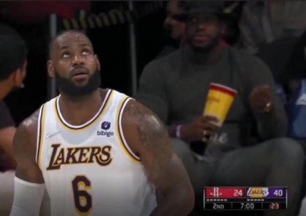 路人撞臉NBA球星:湖人賽場出現2個詹姆斯,東契奇球迷逗笑本尊 路人撞臉NBA球星:湖人賽場出現2個詹姆斯,東契奇球迷逗笑本尊