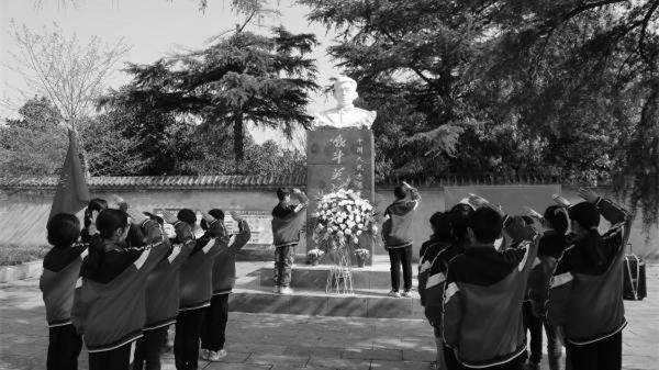 志願軍中“霍去病”，18歲小將鏖戰900美軍！家鄉立碑！祭者不絕