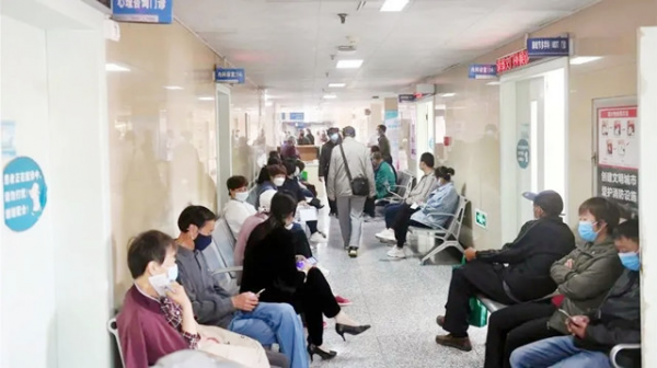 她拒絕減胎，冒著風險產下4胞胎，今全家幫忙帶娃的場景讓人羨慕