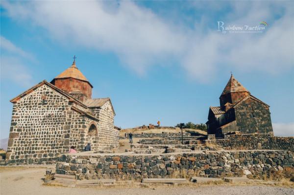 在亞美尼亞塞凡湖,邂逅一場浪漫美麗的婚禮 在亞美尼亞塞凡湖,邂逅一場浪漫美麗的婚禮