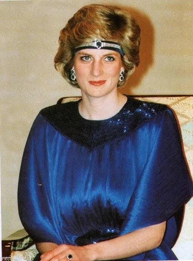 戴安娜身高178釐米，35年前訪問日本一枝獨秀，寶藍色禮服最出彩