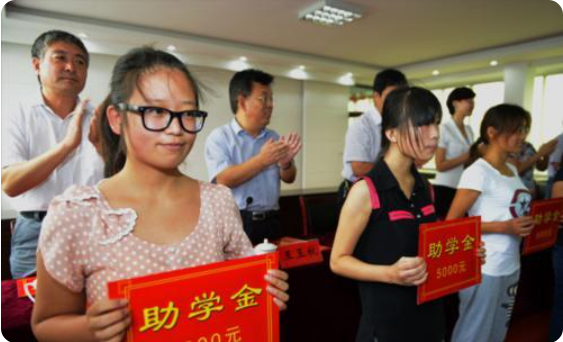 貧困生花3000元買鞋，被取消助學金後委屈發文，網友卻說這不冤枉