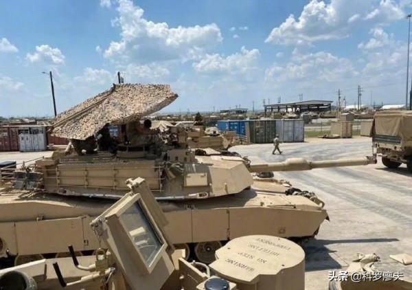 俄T-80坦克現身克里米亞，頭頂“遮陽棚”，可防標槍導彈和無人機