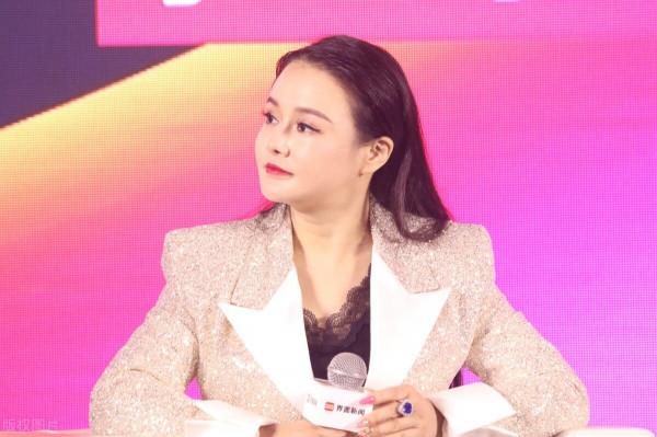 拳王鄒市明生活幸福,小3歲妻子膚白貌美,9年生下了三個兒子 拳王鄒市明生活幸福,小3歲妻子膚白貌美,9年生下了三個兒子