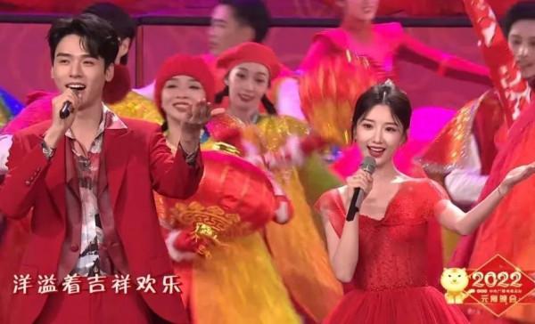 央視元宵晚會：龔俊毛曉彤喜慶，又被馬凡舒美到，新頂流也來了